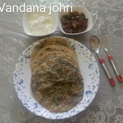 बथुआ आलू का पराठा A picture of बथुआ आलू का पराठा.