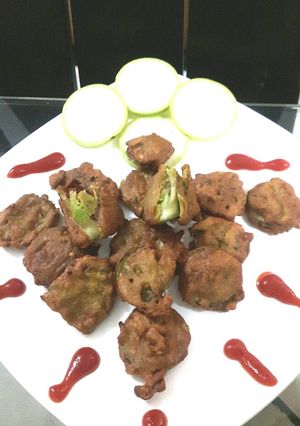 लौकी के पकौड़े (Lauki ke pakode recipe in HIndi) रेसिपी मुख्य फोटो