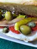 Bocadillo de anchoas con cherrys, mascarpone y encurtidos
