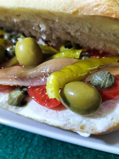 Una foto de Bocadillo de anchoas con cherrys, mascarpone y encurtidos