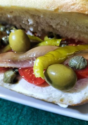 Una foto de Bocadillo de anchoas con cherrys, mascarpone y encurtidos
