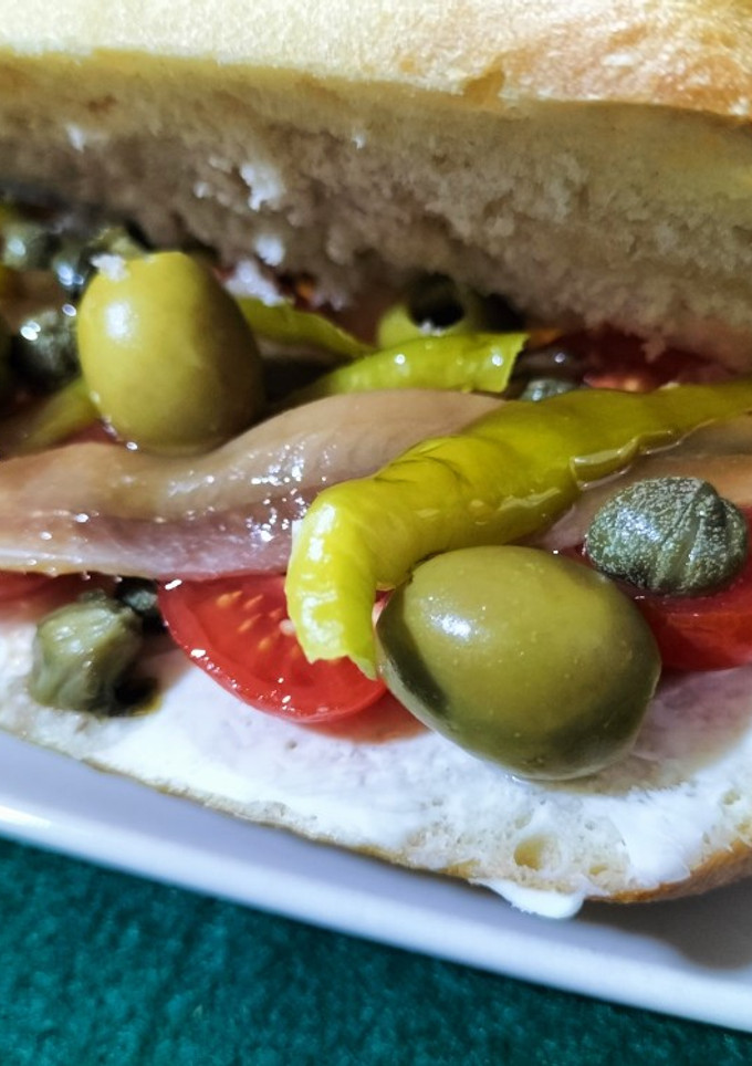 Una foto de Bocadillo de anchoas con cherrys, mascarpone y encurtidos