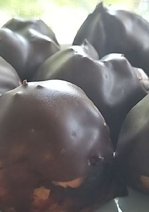 O poză a rețetei Profiterol cu ciocolată fără gluten, lactate, soia sau zahăr.