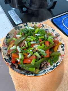 番茄青椒甜椒炒牛肉 的食譜成品照片