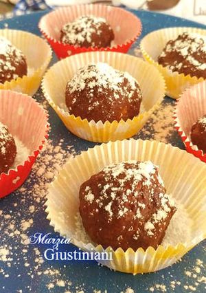 Foto di Tartufini al pandoro, con mascarpone e caffè, ricoperti al cioccolato fondente
