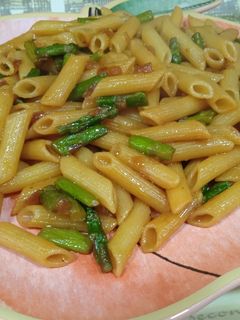 Una foto de Macarrones con espárragos y soja