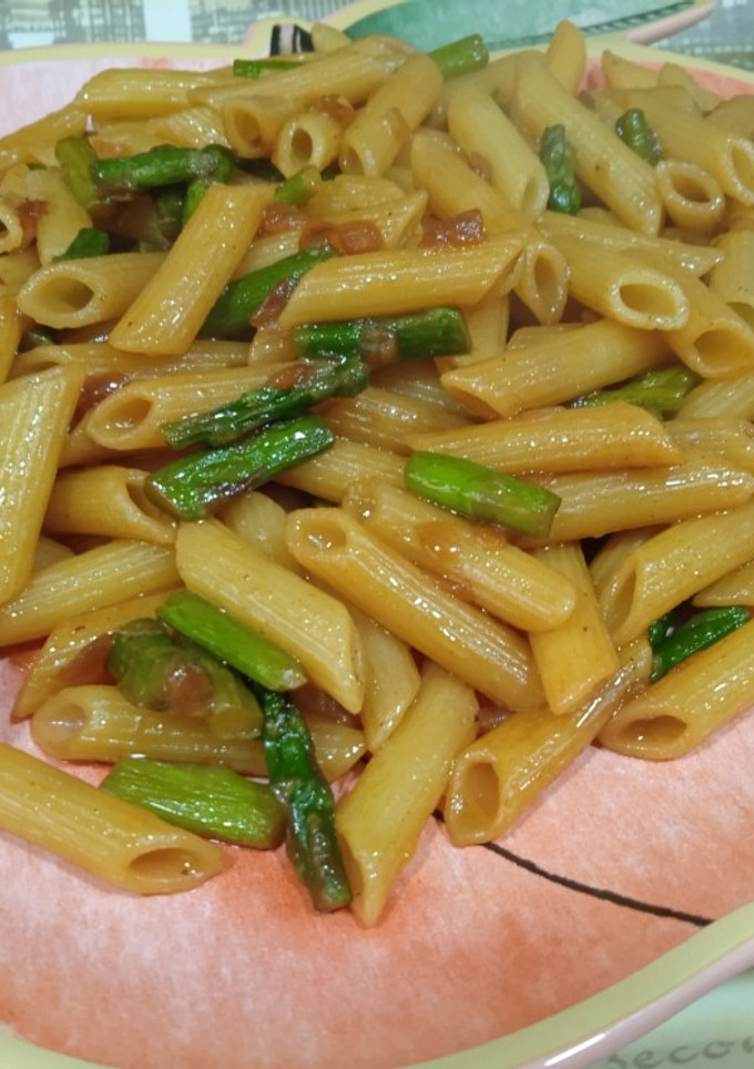 Una foto de Macarrones con espárragos y soja