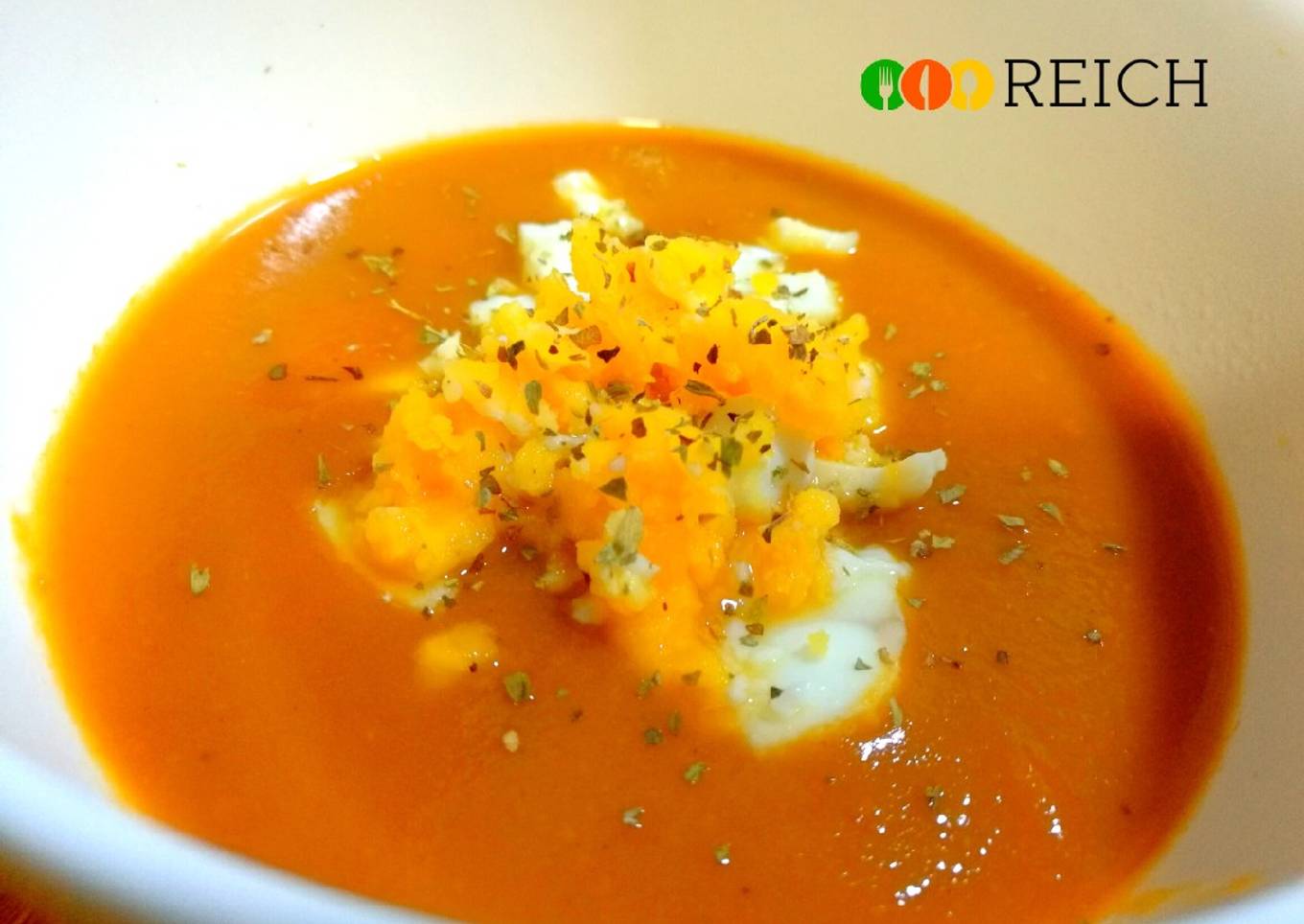 Sopa de verduras asadas con huevo duro