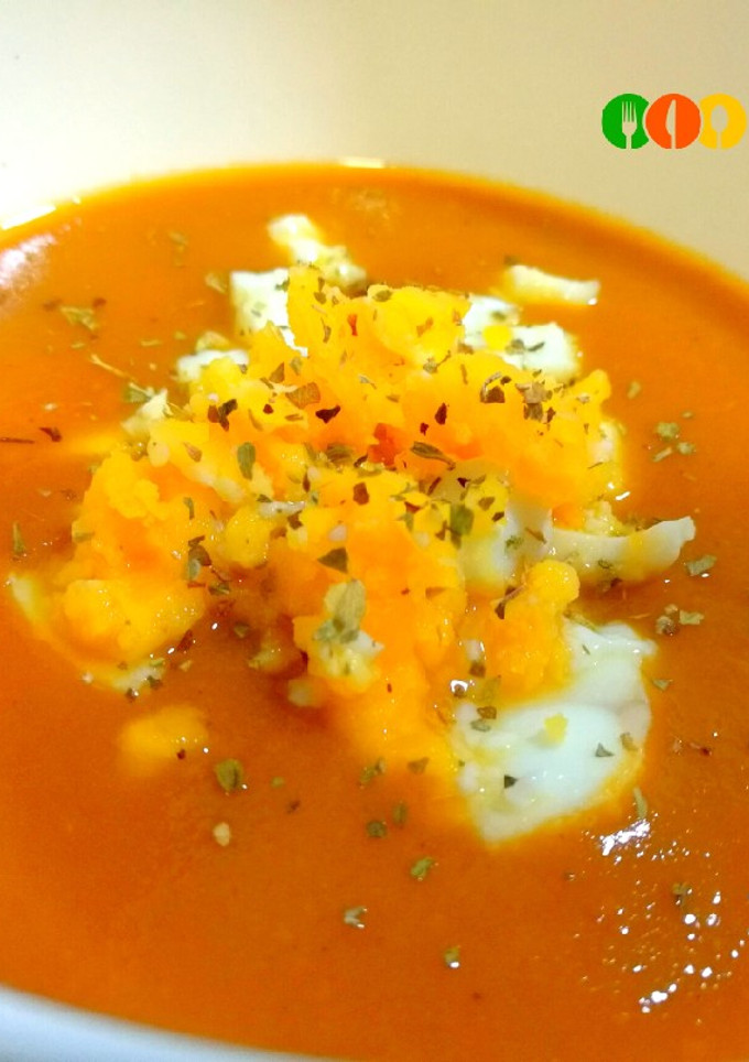 Una foto de Sopa de verduras asadas con huevo duro