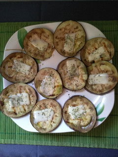 Una foto de Mini Pizzas de Berenjenas con queso y orégano