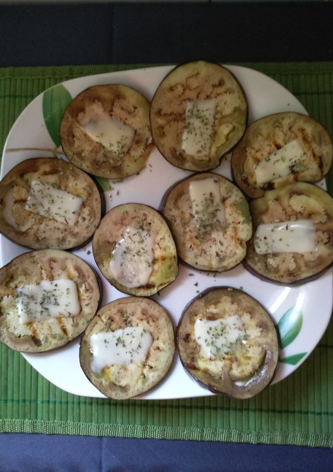 Una foto de Mini Pizzas de Berenjenas con queso y orégano