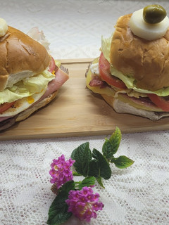Una foto de Chivito al pan