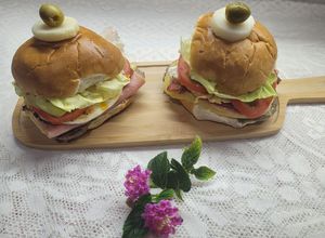 Una foto de Chivito al pan