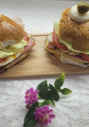 Una foto de Chivito al pan