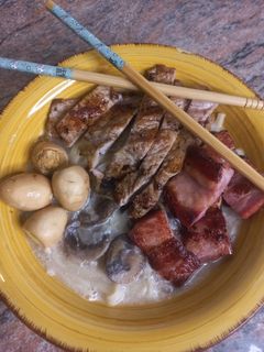 Una foto de Ramen de cerdo y setas 🥣