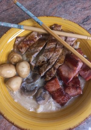 Una foto de Ramen de cerdo y setas 🥣