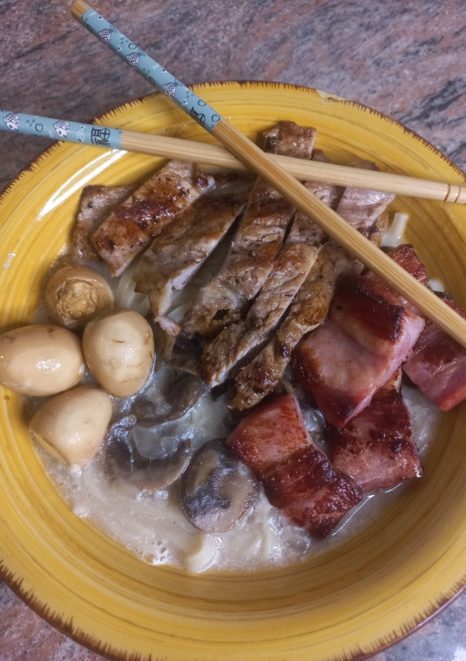 Una foto de Ramen de cerdo y setas 🥣