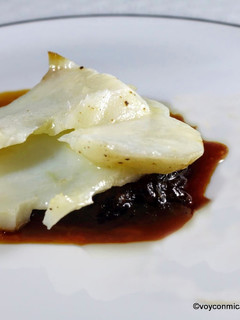 Una foto de Bacalao confitado y cebolla negra
