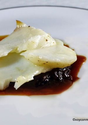 Una foto de Bacalao confitado y cebolla negra