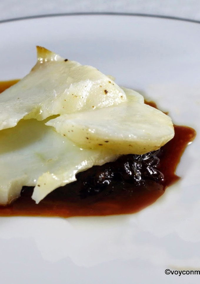 Una foto de Bacalao confitado y cebolla negra