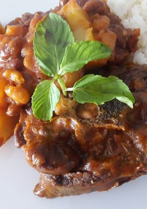 Una foto de Estofado de Cabrito con Mix de Frejoles a lo Carmelita