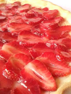 Una foto de Tarta de fresas con hojaldre y crema pastelera