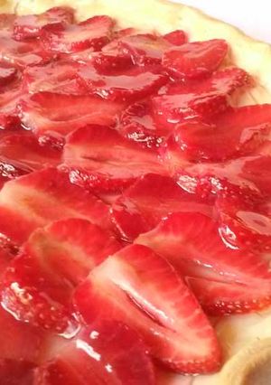 Una foto de Tarta de fresas con hojaldre y crema pastelera