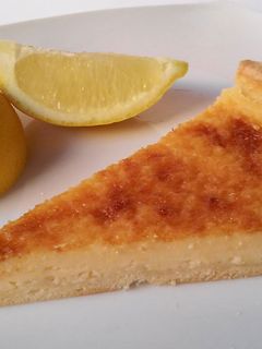 Una foto de Tarta de limón fácil con base de hojaldre
