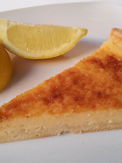 Una foto de Tarta de limón fácil con base de hojaldre