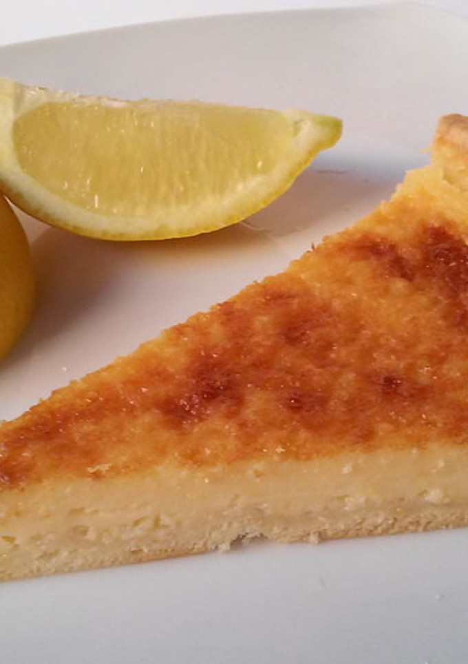 Una foto de Tarta de limón fácil con base de hojaldre