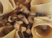 Una foto de crema de champiñon