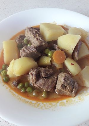 Foto principal de Guiso de ternera con patatas, zanahoria y guisantes rápido