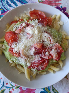 Una foto de Macarrones con salsa de aguacate y tomate fresco