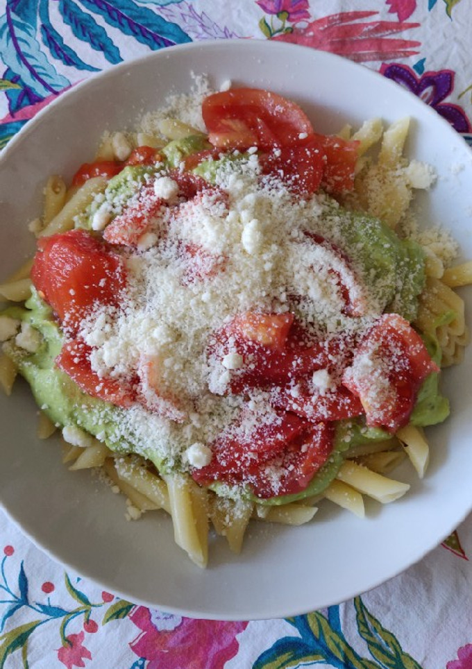 Una foto de Macarrones con salsa de aguacate y tomate fresco