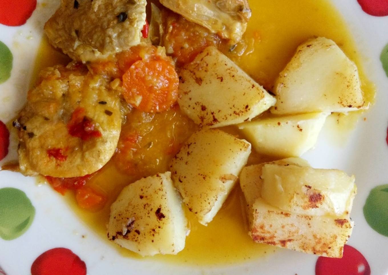 Pollo guisado con papas cocidas y a la plancha