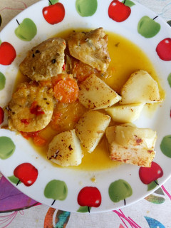 Una foto de Pollo guisado con papas cocidas y a la plancha