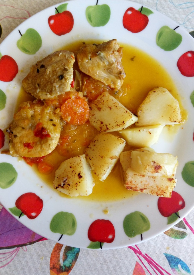 Una foto de Pollo guisado con papas cocidas y a la plancha
