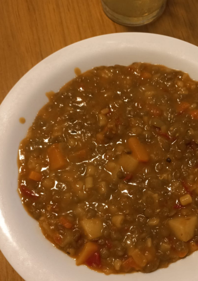Una foto de Guiso de lentejas vegano