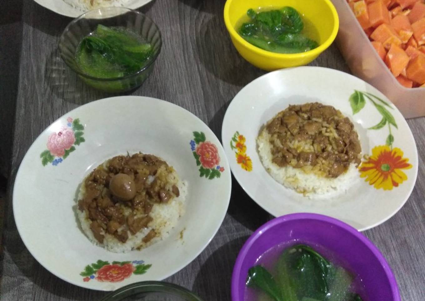 Nasi tim ayam kuah kaldu ayam dan pokcoy