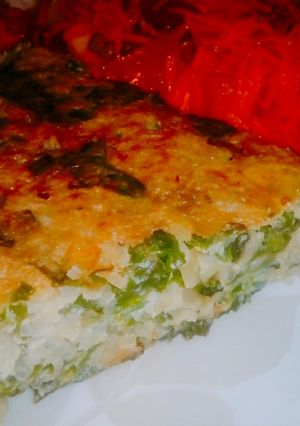 Una foto de Tortilla de arroz y espinacas, con una súper ensalada!! 👏👏👏💜