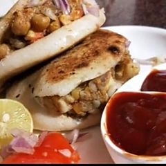A picture of Chole kulche.