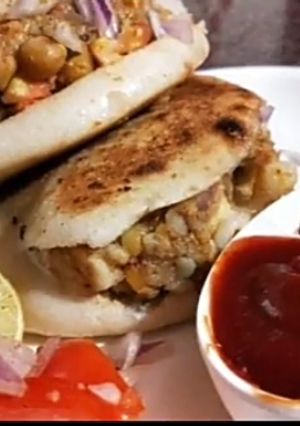 A picture of Chole kulche.