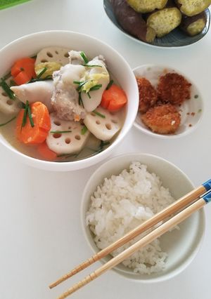 Hình của món Móng heo hầm sen.