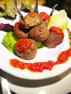 Una foto de Albóndigas de Berenjena y Champiñones con Salsa de Tomate