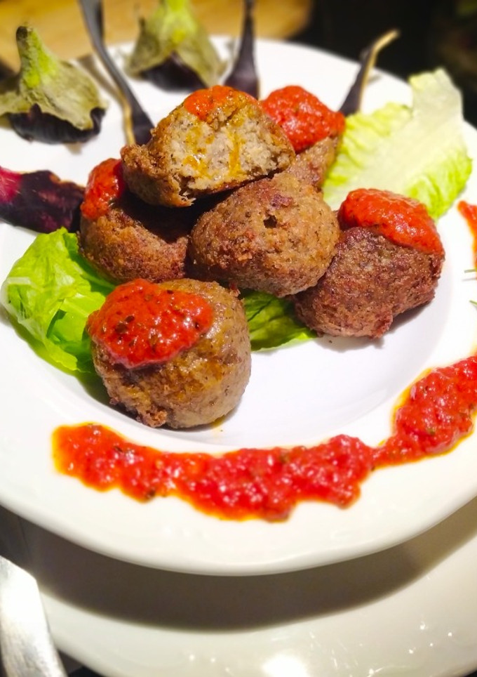 Una foto de Albóndigas de Berenjena y Champiñones con Salsa de Tomate