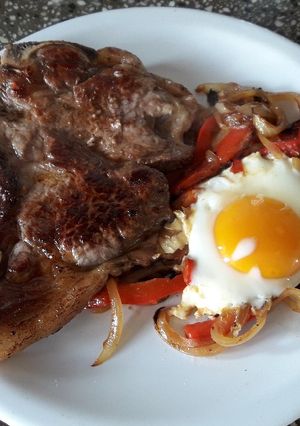 Una foto de Chuletas a la plancha con guarnición 😍😍