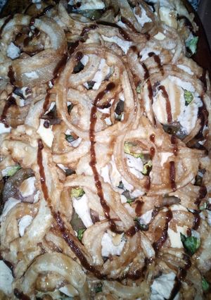 Una foto de Ensalada diferente con pollo y cebolla en tempura dulce