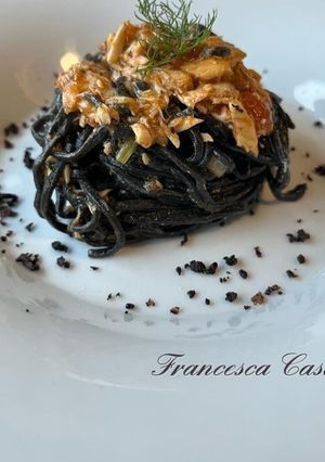 Foto di Tagliolini impasto al nero di seppia con ragù di baccalà.