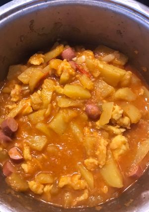 Paprikás krumpli virslivel és nokedlivel recept fotója