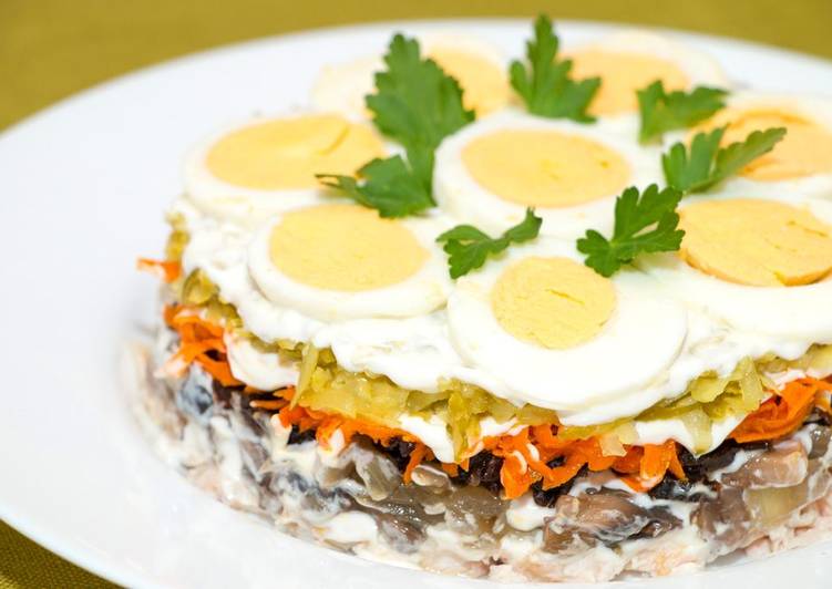 Торт-салат с мясом курицы и шампиньонами